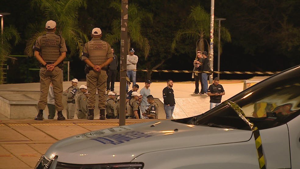 pessoas fugindo após ataque a tiros que deixou dois mortos na Orla do Guaíba, em Porto Alegre