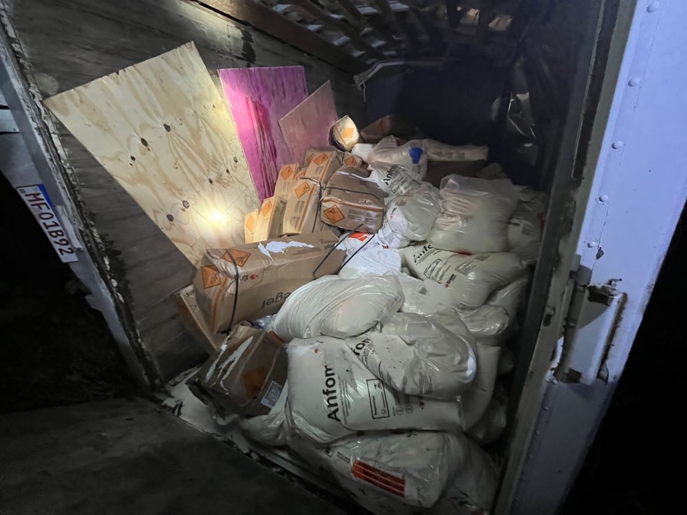 Caminhão carregado de explosivos tomba na BR-290, em Butiá