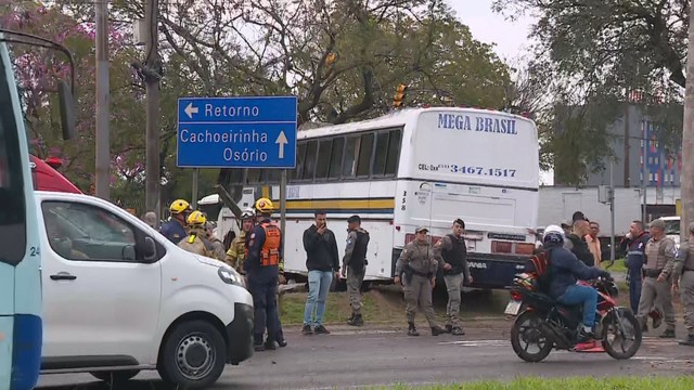 Acidente entre carro e ônibus que levava crianças e adolescentes para apresentação de dança deixa mais de 10 feridos em Porto Alegre