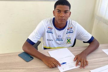 Jovem promessa do futebol brasileiro, Adalberto Santos Pereira Filho, assina contrato profissional com o Santo André