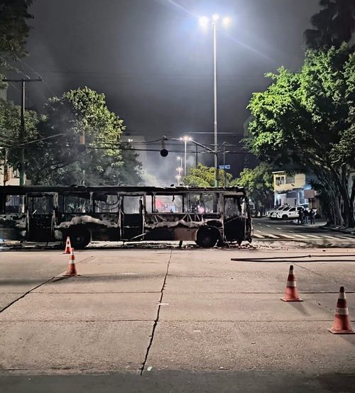 Mistério envolve morte de homem em Porto Alegre, desencadeando protesto incendiário