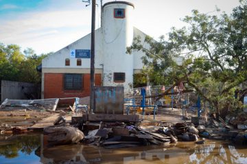 Porto Alegre continua com 14 unidades de saúde fechadas devido às enchentes de maio, sem previsão de reabertura.