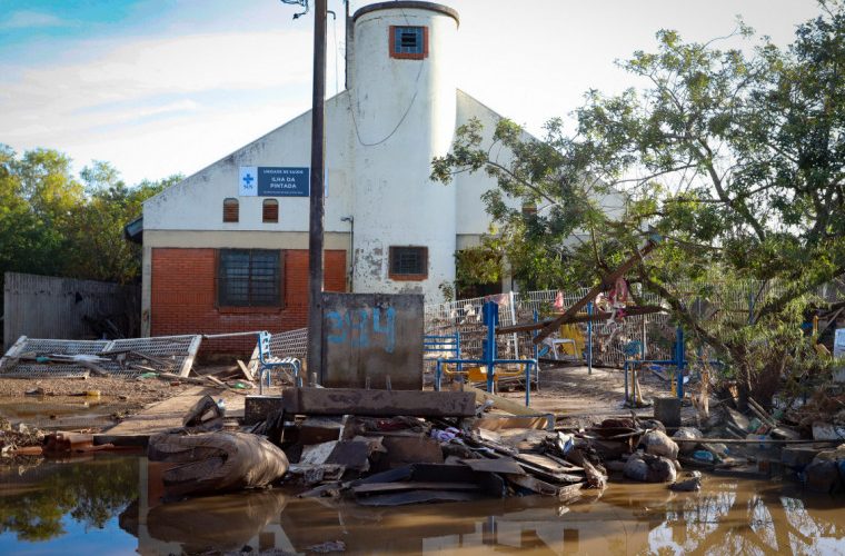 Porto Alegre continua com 14 unidades de saúde fechadas devido às enchentes de maio, sem previsão de reabertura.