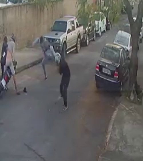 Homens levam um golpe após tentar roubar mulher, não conseguem ligar a moto e fogem mancando