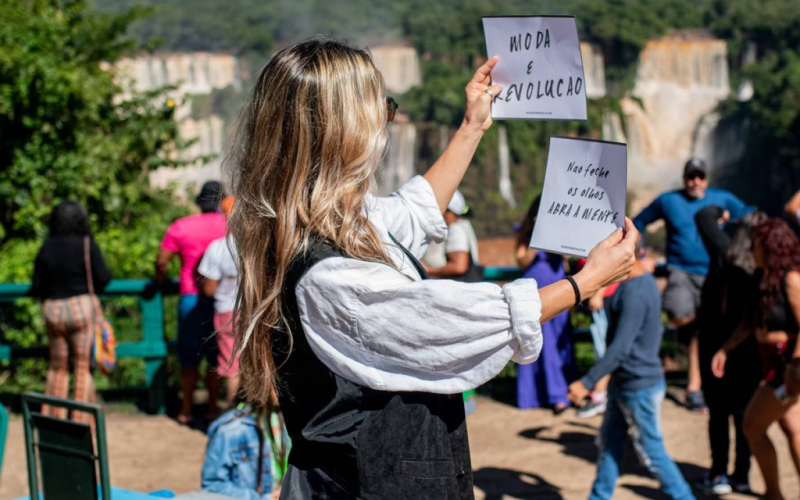 Fashion Revolution 2025 Reforça Consciência Local com o Tema “Pense Global, Aja Local”