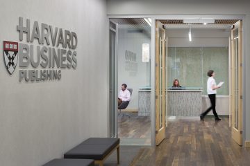 Santander e Harvard Business Publishing abrem 2 mil bolsas para melhorar a prática do ensino universitário