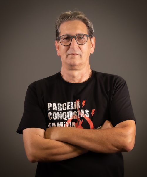 O produtor que ensina profissionalismo e comprometimento a jovens roqueiros