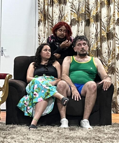 Teatro da Praia apresenta “Casa Broder Fortaleza”, sátira cearense com humor afiado