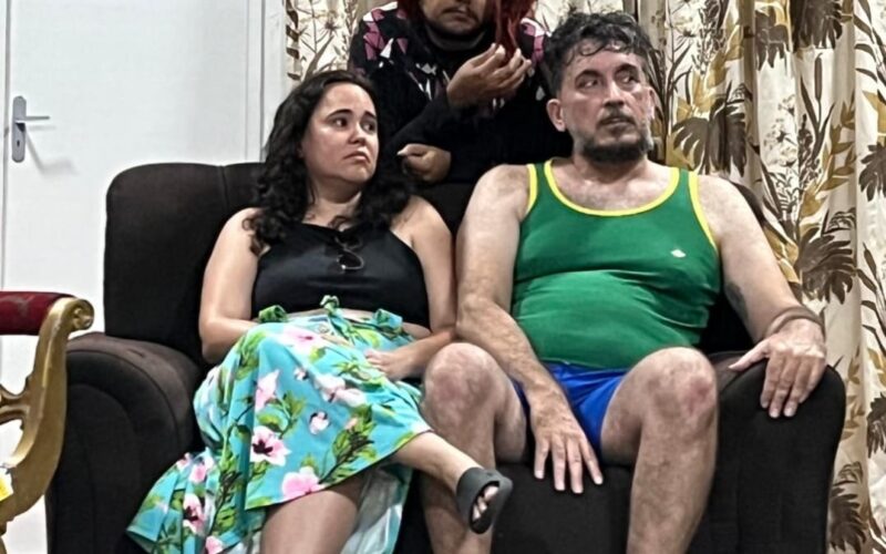 Teatro da Praia apresenta “Casa Broder Fortaleza”, sátira cearense com humor afiado