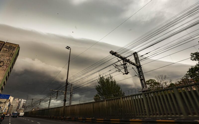 Clima caótico atinge Porto Alegre e região metropolitana em transmissão ao vivo