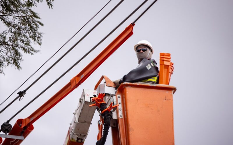 Quase 90 mil clientes da CEEE Equatorial seguem sem luz no Rio Grande do Sul após tempestades.