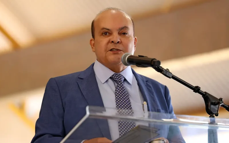 Oposição do Distrito Federal solicita impeachment de Ibaneis após envolvimento em escândalo com Vorcaro