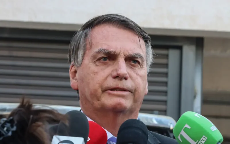 Autorização de Moraes possibilita que Bolsonaro realize exames hospitalares após acidente