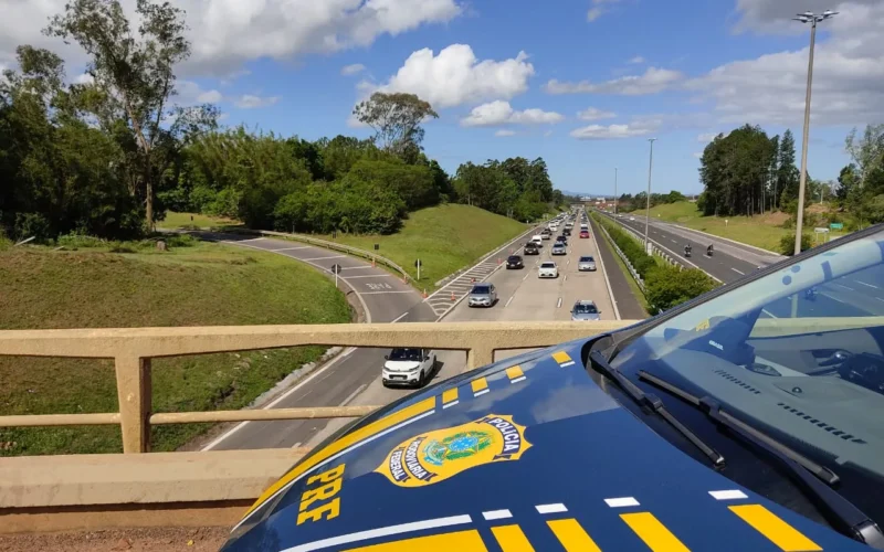 Transmissão ao vivo: Fluxo de veículos continua intenso no retorno do Litoral Norte pela FreeWay, hoje (26)