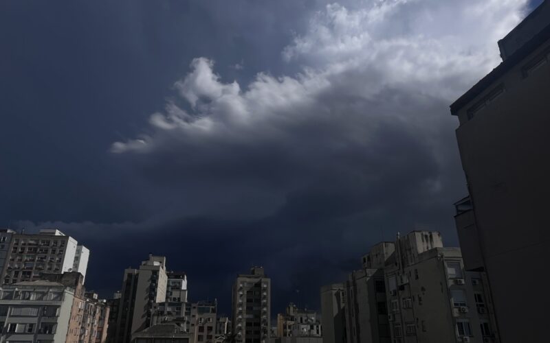 Temporais causados por frente fria atingem o Rio Grande do Sul no final de semana, com previsão de chuva contínua no domingo