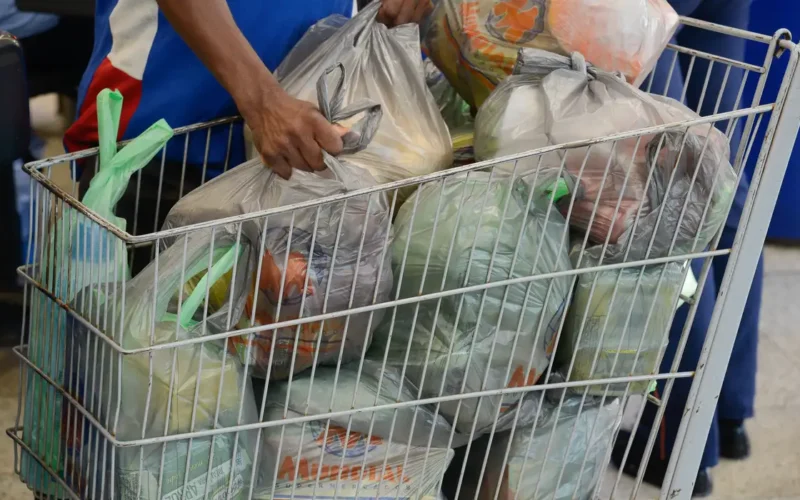 Preços da cesta básica registram queda em todas as capitais brasileiras no segundo semestre de 2025