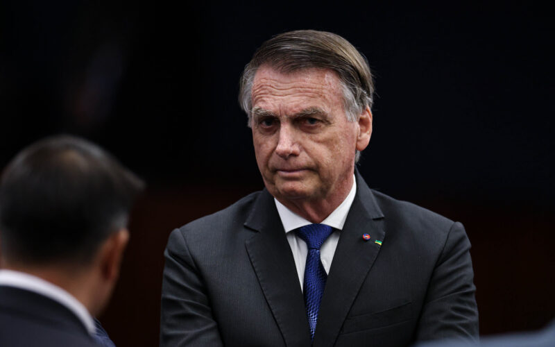 Bolsonaro se machuca em casa e é levado ao hospital devido a queda e impacto na cabeça