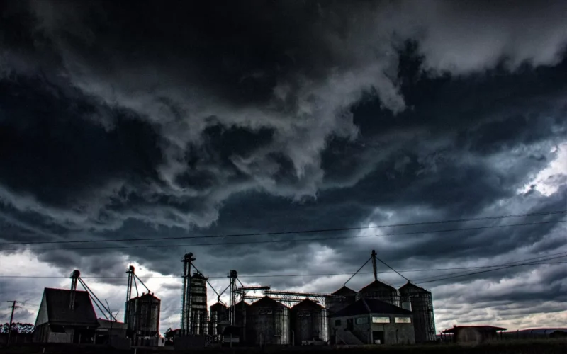 Tempestade extratropical causa estragos com chuvas intensas, queda de granizo e ventos fortes no Rio Grande do Sul