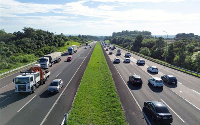 Alta demanda de veículos em direção ao Litoral Norte congestionam a FreeWay