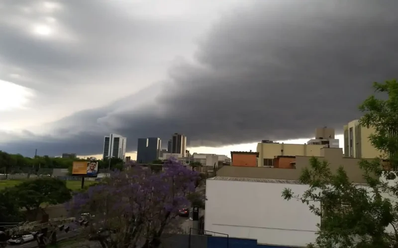Calor intenso, instabilidade e possibilidade de tempestades marcam esta terça-feira no Rio Grande do Sul