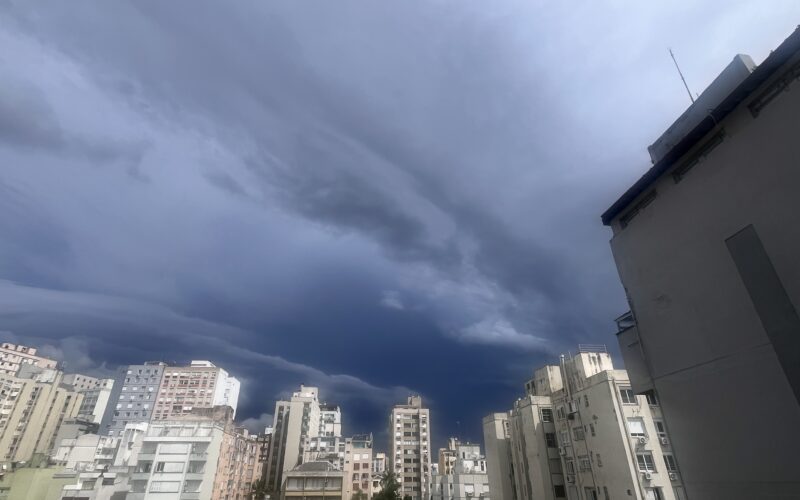 Grande temporal se aproxima de Porto Alegre