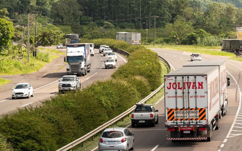 Transmissão ao vivo: Tráfego na FreeWay aumenta em direção ao Litoral nesta sexta-feira (6)