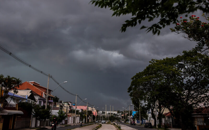 Alerta laranja de tempestade no RS vigente até meio da semana