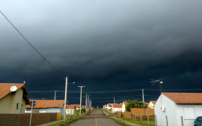 INMET emite aviso de temporal e fortes chuvas no Rio Grande do Sul