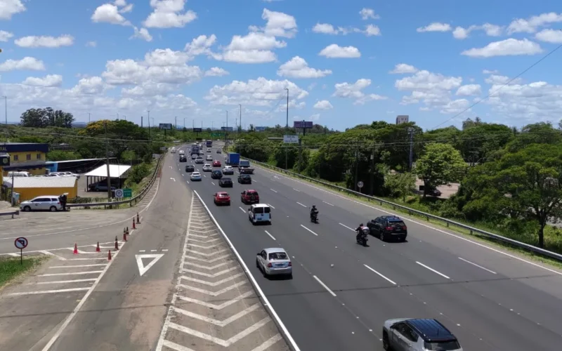 Transmissão em tempo real: Tráfego intenso na FreeWay em direção às praias