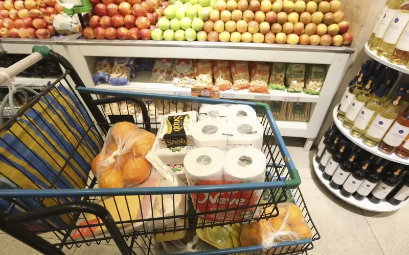 Inflação de março surpreende e atinge 0,44% devido ao aumento dos preços dos alimentos