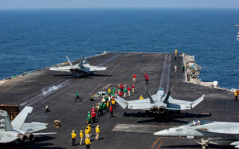 Autoridades americanas negam que porta-aviões Abraham Lincoln foi atingido por mísseis iranianos.