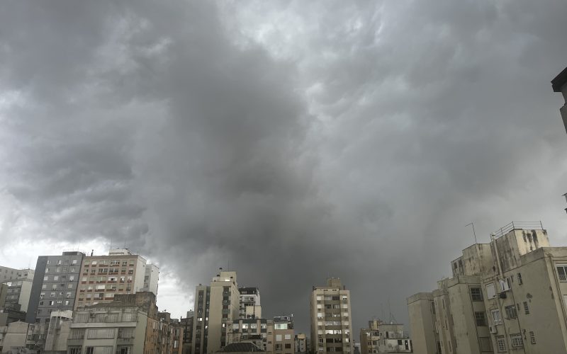 Fortes tempestades causam estragos na região metropolitana com chuva intensa, ventos fortes e queda de granizo.