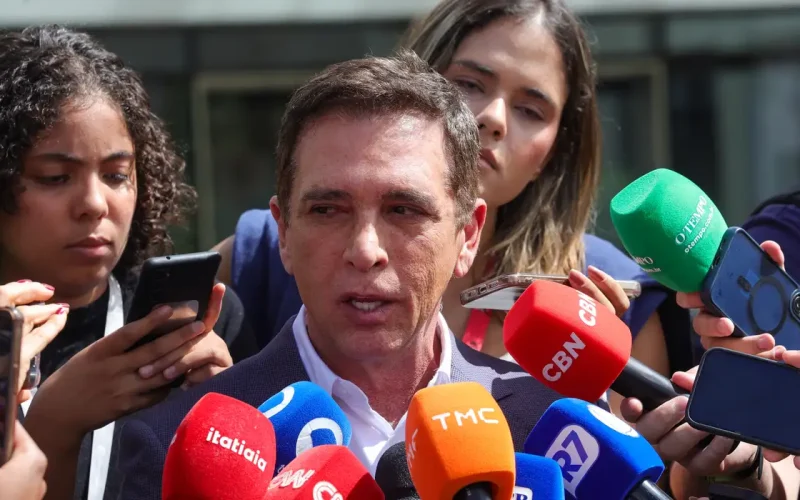 Jair Bolsonaro recebe alta médica e retorna para sua residência