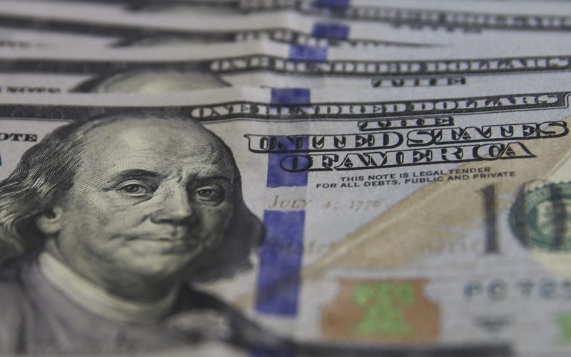 Ataque militar ao Irã impulsiona alta do dólar e do petróleo