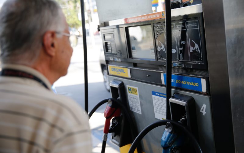 Impostos zerados e subvenção no diesel: medidas do governo valem até o final do ano.