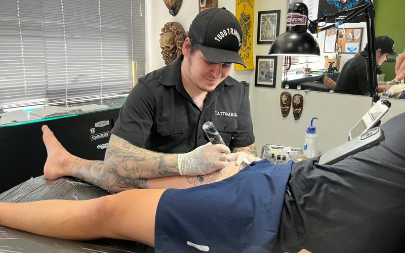 Tatuador transforma cicatrizes em arte e abre inscrições para projeto social