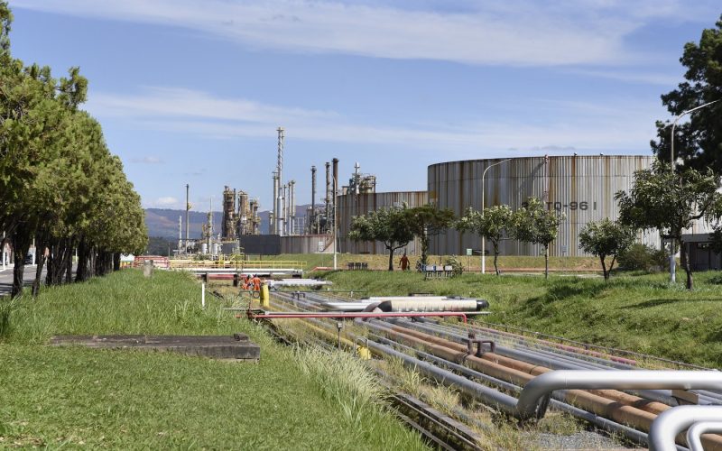 Organização global de energia dá sinal verde para a liberação de 400 milhões de barris de petróleo