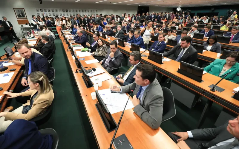 Câmara dos Deputados volta a discutir a extinção da jornada 6×1 nesta quarta-feira