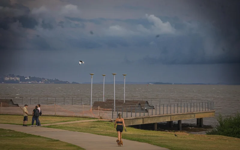 Alerta laranja de tempestade é emitido pelo Inmet para o Rio Grande do Sul nesta sexta-feira (24)