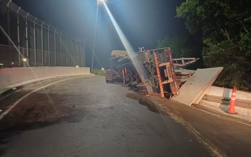 Acidente de caminhão na BR-116 gera impacto nas operações da Trensurb