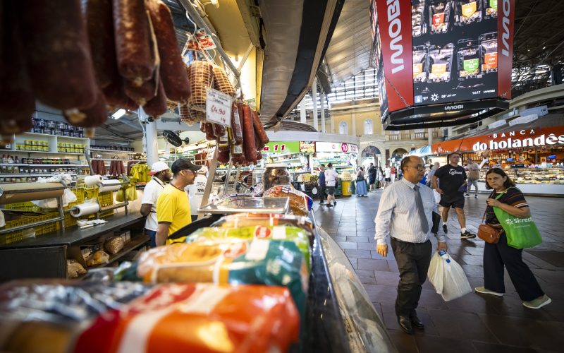 Quatorze meses em queda: famílias do Rio Grande do Sul reduzem sua intenção de consumo