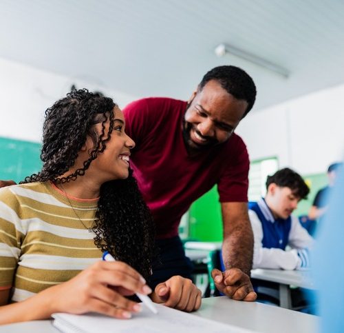 Pé-de-Meia ajuda a reduzir evasão escolar em 43% no ensino médio brasileiro