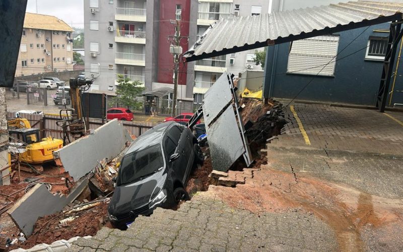 Deslizamento em condomínio resulta em 22 famílias desabrigadas em Novo Hamburgo