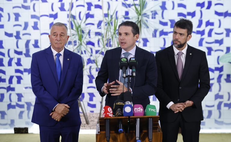 Adiada a apresentação do parecer do relator: encerramento da jornada 6 x 1
