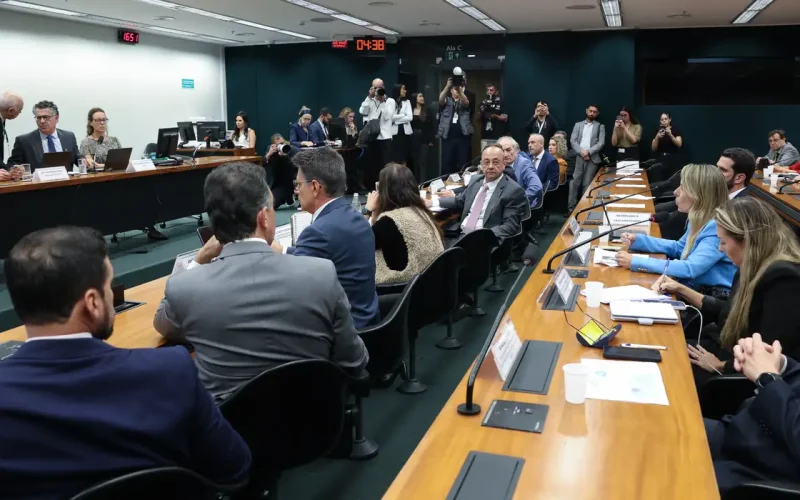 Suspensão da escala 6 x 1: Votação da PEC é postergada após solicitação de vista