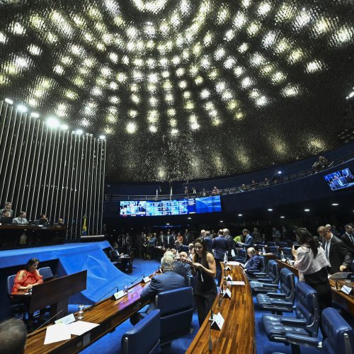 Senado analisa proposta que extingue a jornada 6×1 em meio a debates sobre flexibilidade laboral