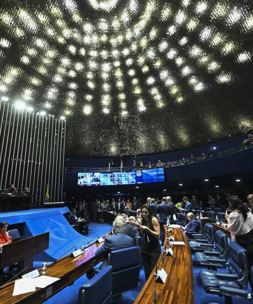 Senado analisa proposta que extingue a jornada 6×1 em meio a debates sobre flexibilidade laboral