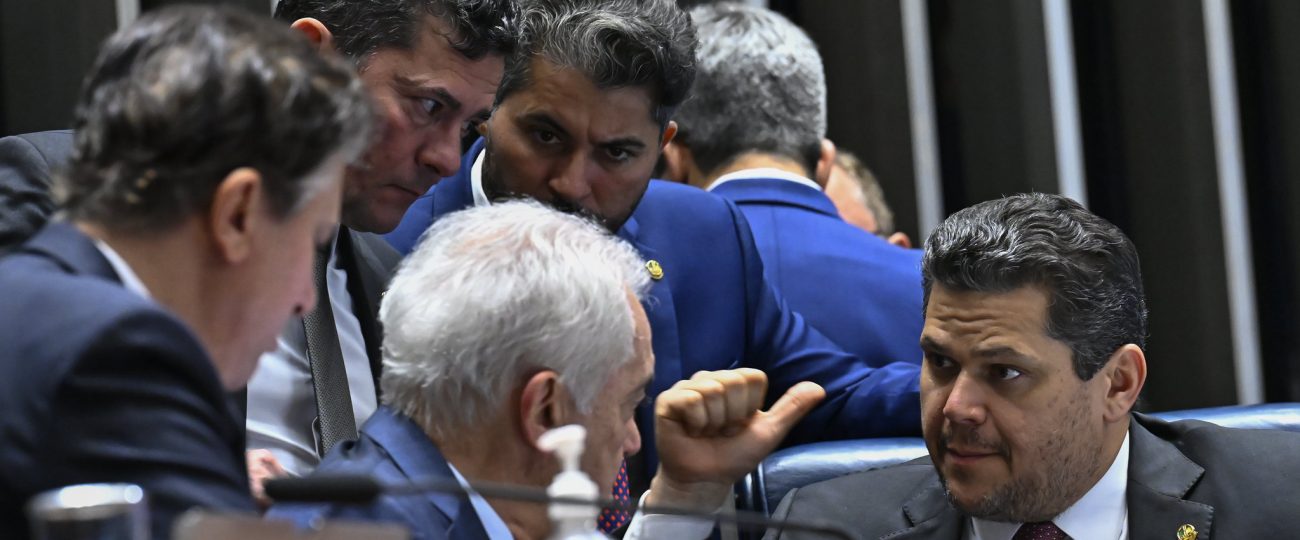 Senado congela PEC que extingue a escala 6×1