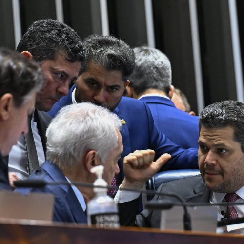 Senado congela PEC que extingue a escala 6×1