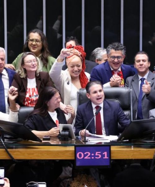 Câmara Legislativa ratifica, em votação dupla, proposta para abolir a jornada 6×1